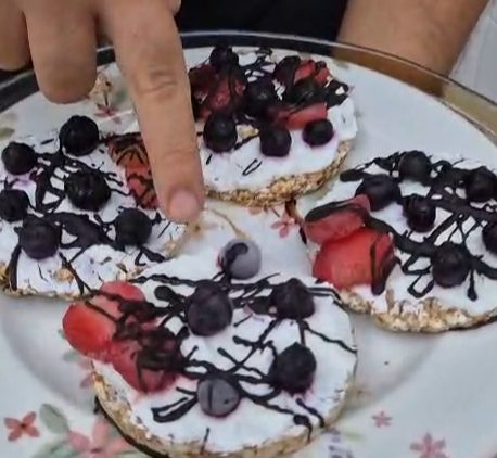 Donmuş meyveli, çikolatalı ve labneli fit cheesecake patlakları